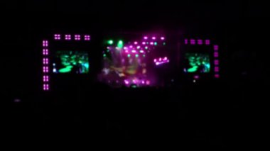Sahnede konserin çekimi. Odaklanamıyorum.