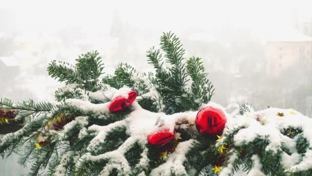 Takken Van Kerstboom Versierd Met Speelgoed Onder Sneeuw — Stockvideo