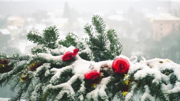 Takken Van Kerstboom Versierd Met Speelgoed Onder Sneeuw — Stockvideo