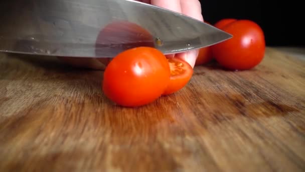 Der Koch Schneidet Tomaten Mit Einem Messer Zeitlupe — Stockvideo