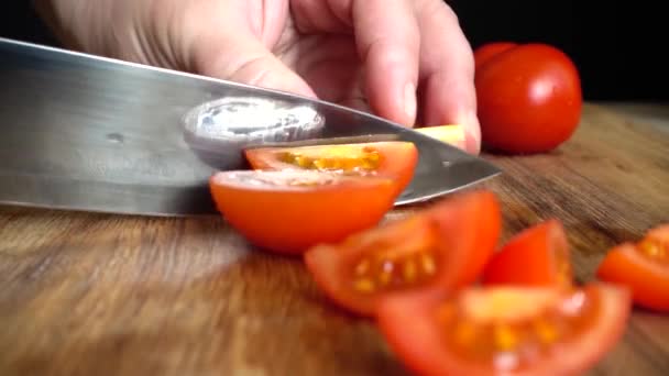 Der Koch Schneidet Tomaten Mit Einem Messer Zeitlupe — Stockvideo