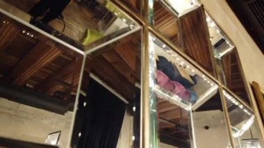 Bira restoranının içi, ayna duvarları.