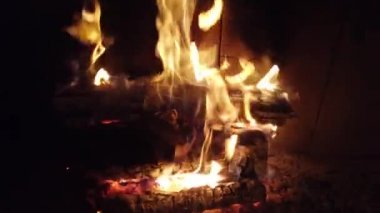 Şöminede ateş. Ateş edildi..