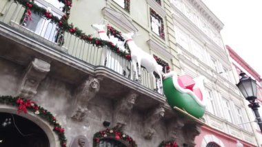Binanın ön cephesinde bir Noel geyik takımı figürü..