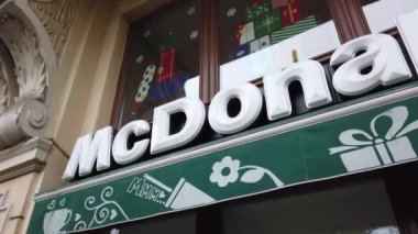 Lviv, Ukrayna - 19 Ocak 2020: Fast food McDonald 's cephede çekim.