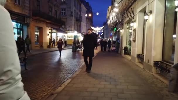 Lviv Ucrania Enero 2020 Guirnaldas Sobre Fondo Del Cielo Nocturno — Vídeo de stock
