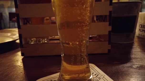啤酒在杯子里 酒吧枪击案 — 图库视频影像