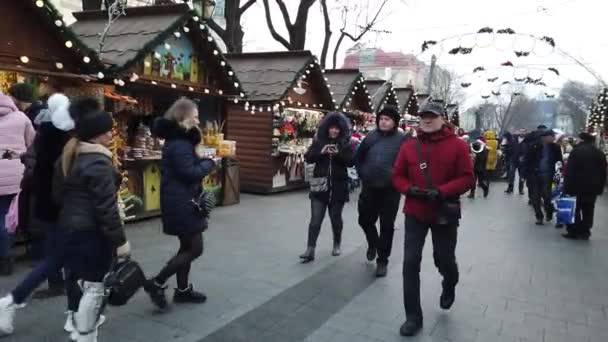 乌克兰利沃夫 2020年1月7日 管弦乐队在城市街道上游行 并演奏圣诞进行曲 — 图库视频影像