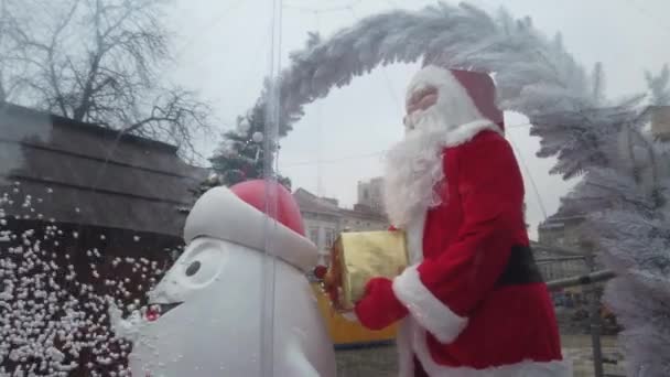 Lviv Oekraïne Januari 2019 Kerstcadeautjes Van Vriendelijker Verrassing Het Stadsplein — Stockvideo