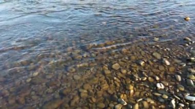 Dağ nehri. Nehir kıyısında ateş ediyorlar..