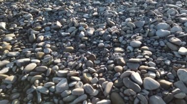 Dağ nehri. Nehir kıyısında ateş ediyorlar..