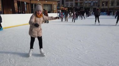 Ivano-Frankivsk, Ukrayna - 7 Ocak 2020: İnsanlar buz pateni pistinde kayıyor.