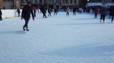 Ivano-Frankivsk, Ukrayna - 7 Ocak 2020: İnsanlar buz pateni pistinde kayıyor.