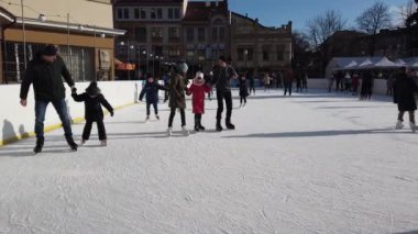 Ivano-Frankivsk, Ukrayna - 7 Ocak 2020: İnsanlar buz pateni pistinde kayıyor.
