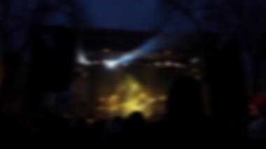 Sahnede konserin çekimi. Odaklanamıyorum.
