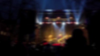Sahnede konserin çekimi. Odaklanamıyorum.
