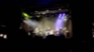 Sahnede konserin çekimi. Odaklanamıyorum.