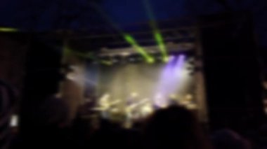 Sahnede konserin çekimi. Odaklanamıyorum.