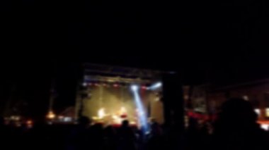 Sahnede konserin çekimi. Odaklanamıyorum.