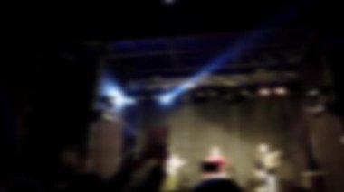 Sahnede konserin çekimi. Odaklanamıyorum.