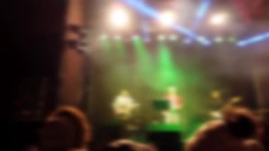 Sahnede konserin çekimi. Odaklanamıyorum.