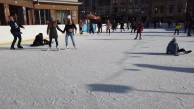Ivano-Frankivsk, Ukrayna - 7 Ocak 2020: İnsanlar buz pateni pistinde kayıyor.