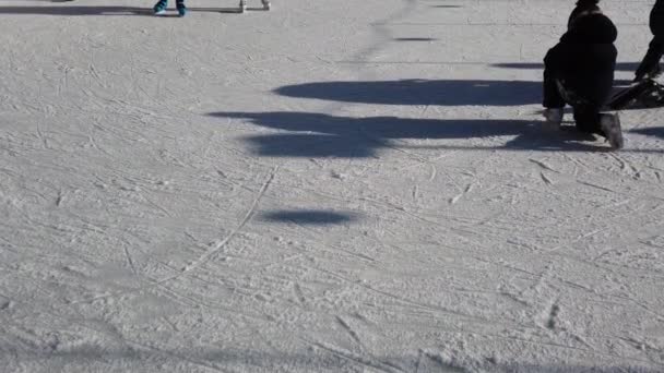 Les Gens Patinent Sur Une Patinoire — Video