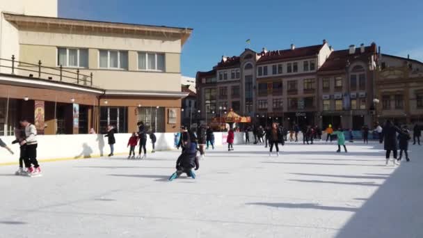 ウクライナのイヴァノフランキスク 2020年1月7日 人々はリンクでスケート — ストック動画