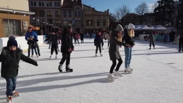 Ivano Frankivsk Oekraïne Januari 2020 Mensen Schaatsen Een Ijsbaan — Stockvideo