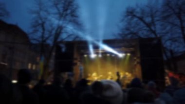 Sahnede konserin çekimi. Odaklanamıyorum.