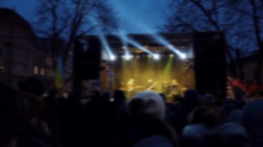 Sahnede konserin çekimi. Odaklanamıyorum.