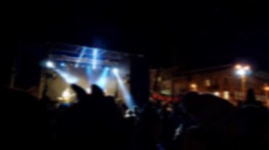 Sahnede konserin çekimi. Odaklanamıyorum.