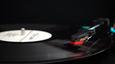 Vinil plak çalar. Vinil plağa iğne..