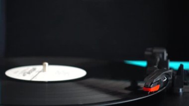 Vinil plak çalar. Vinil plağa iğne..