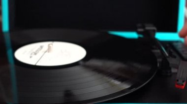 Vinil plak çalar. Vinil plağa iğne..