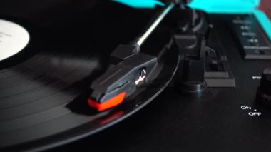 Vinil plak çalar. Vinil plağa iğne..