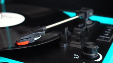 Vinil plak çalar. Vinil plağa iğne..