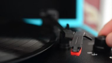 Vinil plak çalar. Vinil plağa iğne..