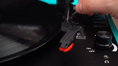 Vinil plak çalar. Vinil plağa iğne..