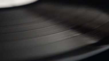 Vinil plak çalar. Vinil plağa iğne..