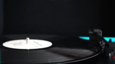 Vinil plak çalar. Vinil plağa iğne..