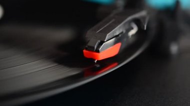 Vinil plak çalar. Vinil plağa iğne..