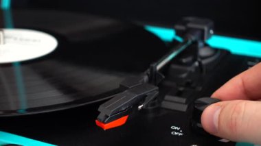 Vinil plak çalar. Vinil plağa iğne..