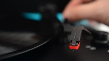 Vinil plak çalar. Vinil plağa iğne..