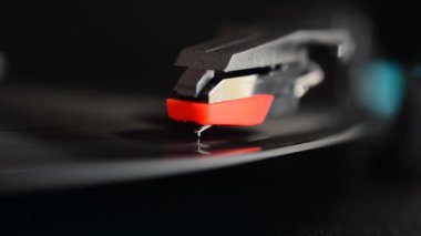 Vinil plak çalar. Vinil plağa iğne..