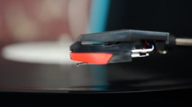 Vinil plak çalar. Vinil plağa iğne..