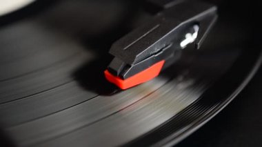 Vinil plak çalar. Vinil plağa iğne..
