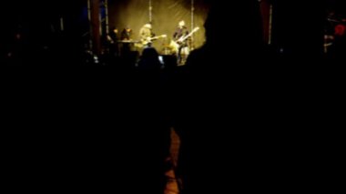 Sahnede konserin çekimi. Odaklanamıyorum.