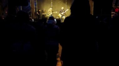 Sahnede konserin çekimi. Odaklanamıyorum.