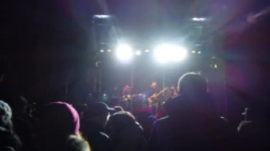 Sahnede konserin çekimi. Odaklanamıyorum.